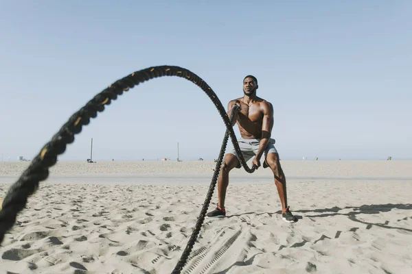 Hombre Forma Trabajando Con Cuerdas Batalla — Foto de Stock