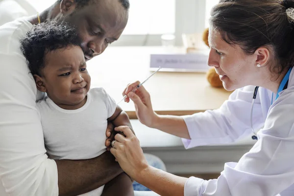 Bébé Recevant Une Première Injection — Photo