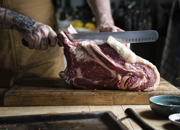 Açougueiro Cortando Bife Tomahawk — Fotografia de Stock