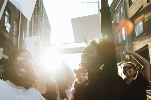 Екстатичні Протестувальники Йдуть Містом — стокове фото
