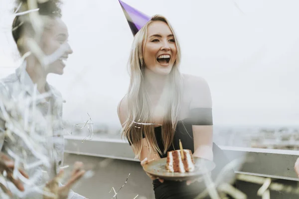 Amigos Alegres Celebrando Una Fiesta Cumpleaños Una Azotea —  Fotos de Stock