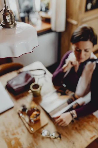 Relaxed Woman Enjoying Magazine Cafe — Stock Photo, Image