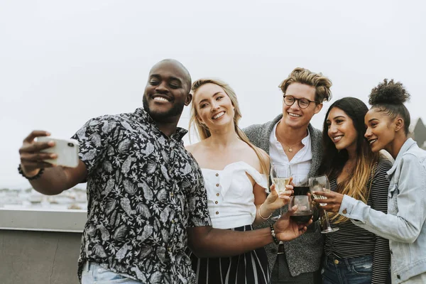 Bir selfie bir çatı partide alarak arkadaşlarından farklı grup