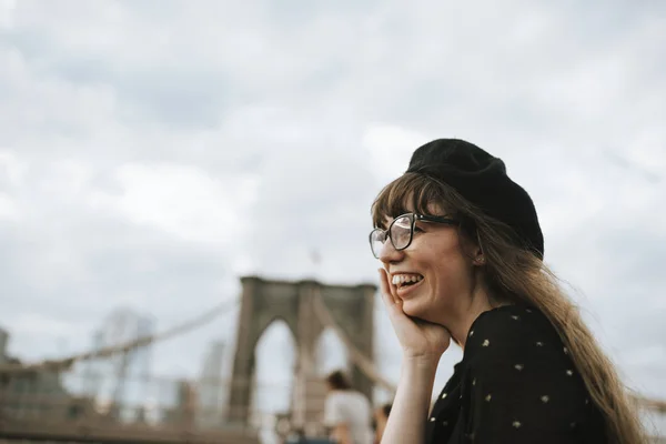 Femme Joyeuse Sur Pont Brooklyn États Unis — Photo