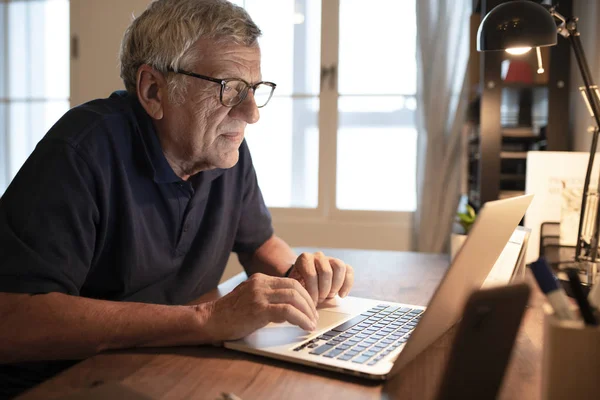 Starší Muž Pracuje Notebooku — Stock fotografie