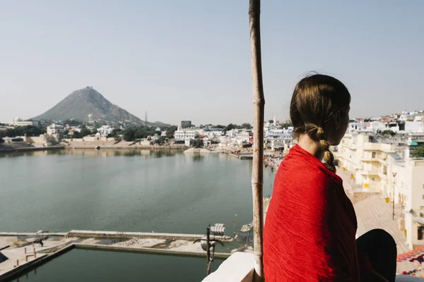 Western Woman Enjoying View Pushkar Lake Rajasthan — Stock Photo, Image