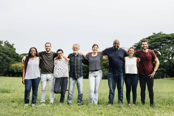 Des Gens Heureux Diversifiés Embrassent Dans Parc — Photo