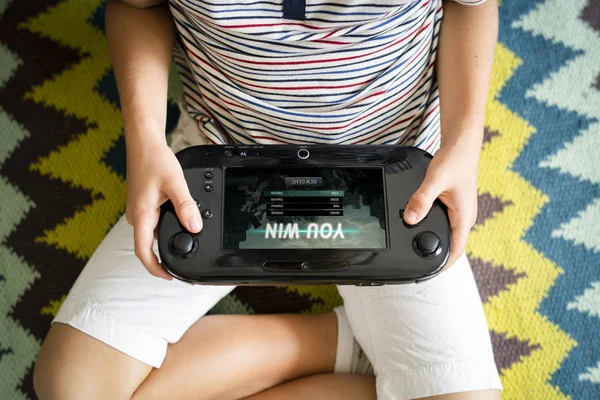 Genç Oğlan Oynarken Bir Portable Video Oyun — Stok fotoğraf