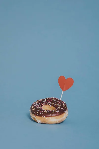 Sabroso Donut Acristalado Decorado Con Corazón — Foto de Stock