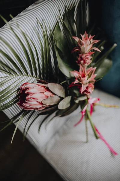 Ein Bouquet Aus Königsprotea Und Roten Ananas Auf Einem Sofa — Stockfoto