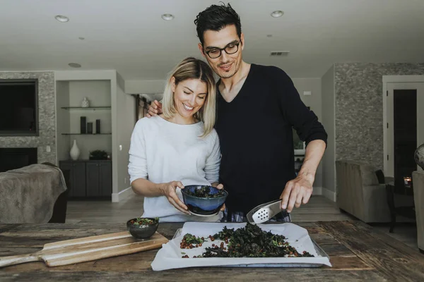 Casal Preparando Jantar Vegan — Fotografia de Stock