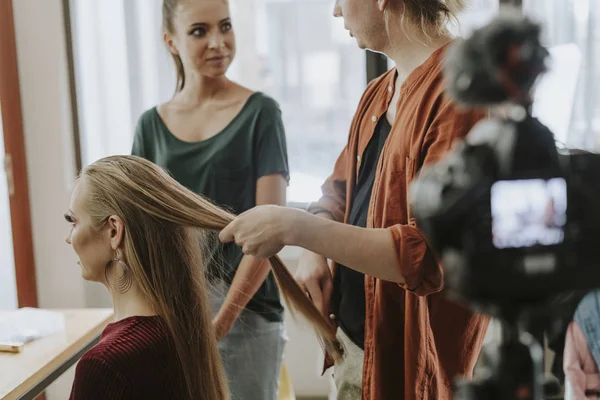 Cabeleireiro Ocupado Trabalhando Com Modelo — Fotografia de Stock