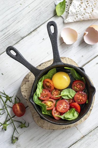 Ovo Cru Tomates Uma Panela — Fotografia de Stock