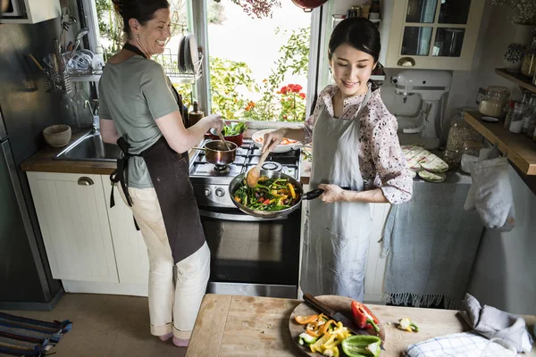 Mujer Japonesa Cocinando Revuelva Verduras Fritas — Foto de Stock