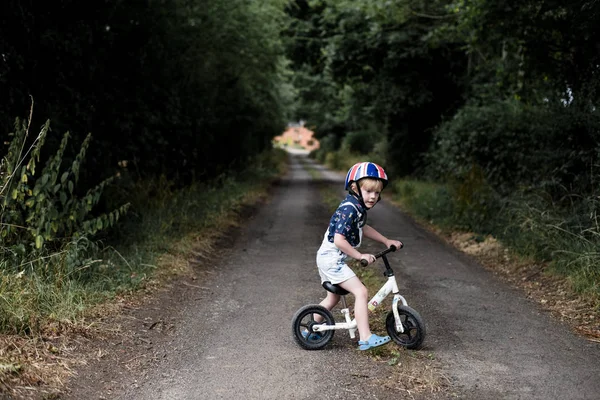 Rapaz Andar Bicicleta — Fotografia de Stock
