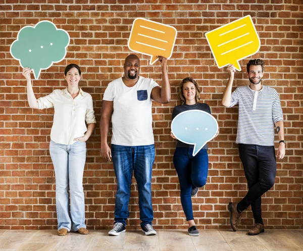 Diversas Personas Felices Sosteniendo Iconos Burbuja Del Habla — Foto de Stock