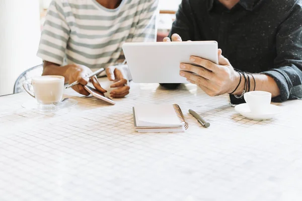 Kolegové Diskutují Své Práci Tabletu — Stock fotografie