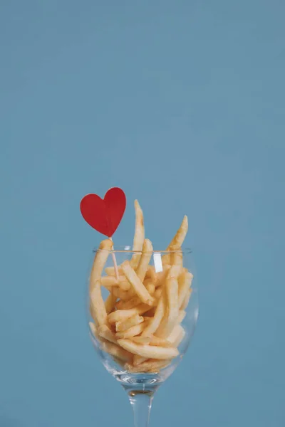 Franse Frietjes Een Glas Wijn Met Een Hart Ornament — Stockfoto