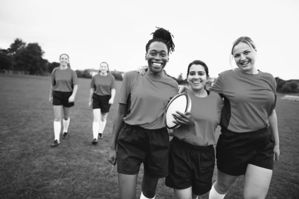 元気な女子ラグビー選手が一緒に歩く — ストック写真