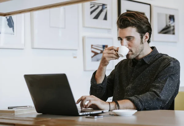 仕事中にコーヒーを飲む男 — ストック写真