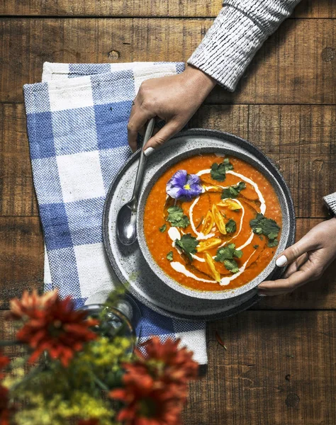 Sopa Tomate Colorida Vegan Servindo Uma Mesa Madeira — Fotografia de Stock