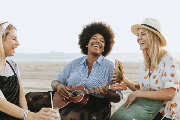 Amigos Cantando Juntos Picnic Playa —  Fotos de Stock