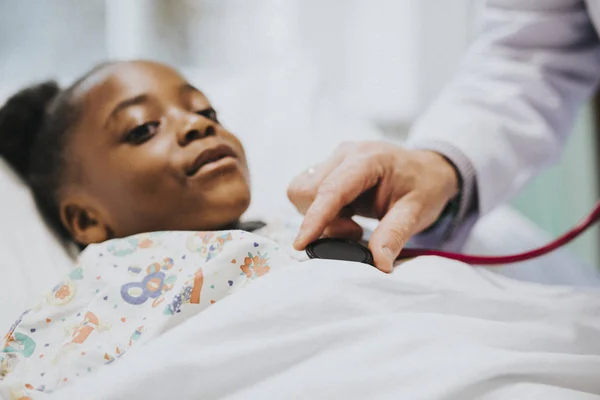 Médico Ouvindo Batimento Cardíaco Uma Menina — Fotografia de Stock