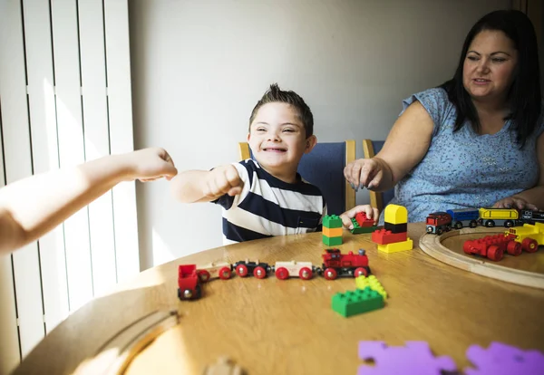 Mor Och Son Spelar Tillsammans Vid Ett Bord — Stockfoto