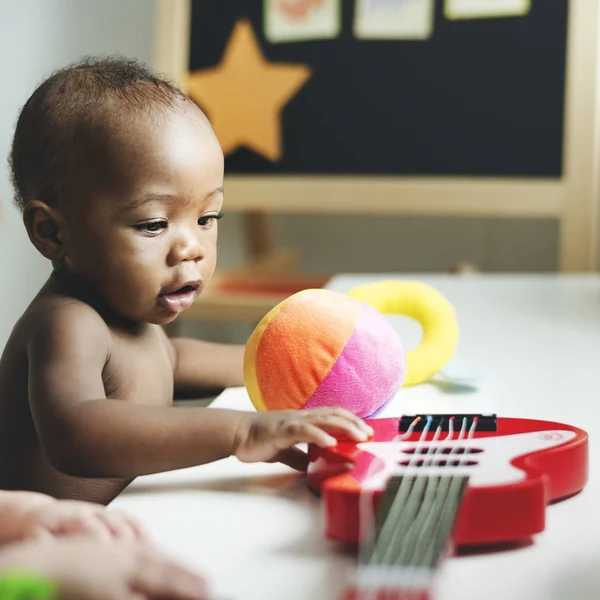 Ребенок Играет Игрушечной Гитарой — стоковое фото
