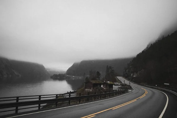 Δείτε Μια Ομιχλώδη Δρόμου Βρίσκονται Κοντά Στο Φιόρδ Στη Νορβηγία — Φωτογραφία Αρχείου