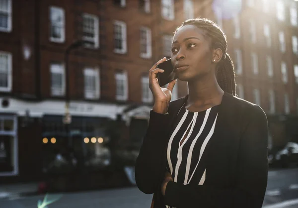 Vrouw Aan Telefoon Tijdens Het Lopen — Stockfoto