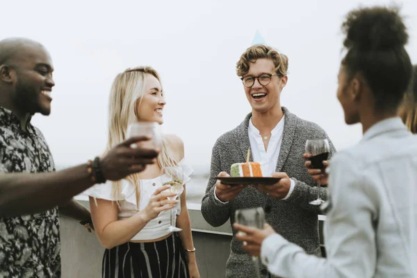 Teman Teman Ceria Merayakan Pesta Ulang Tahun Atap — Stok Foto