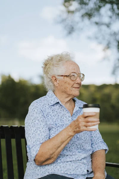 Glückliche Seniorin Beim Kaffee Zum Mitnehmen Park — Stockfoto