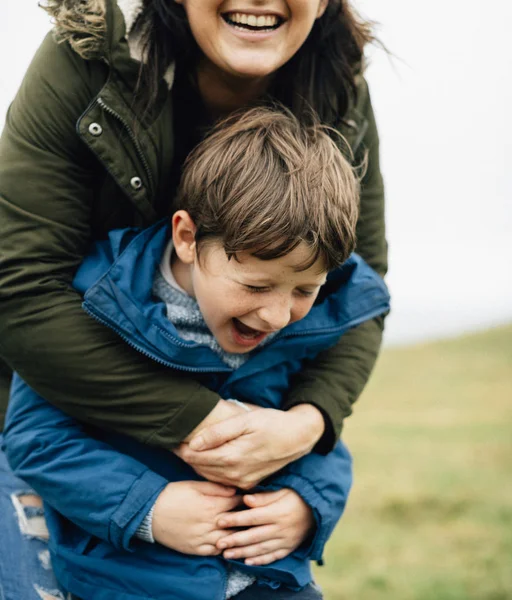 Mãe Alegre Abraçando Seu Filho — Fotografia de Stock