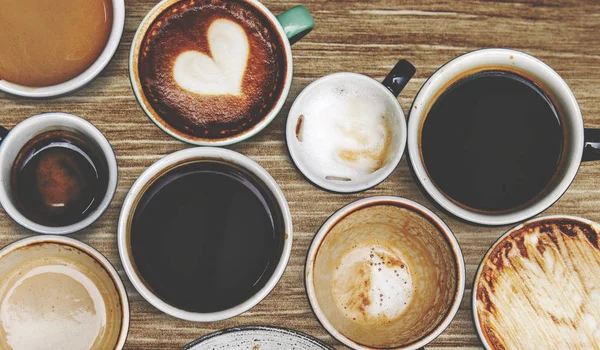 Diverse Koffie Kopjes Een Houten Tafel — Stockfoto