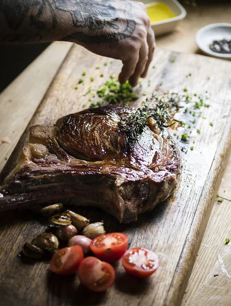 Filete Tomahawk Tablero Madera Idea Receta Fotografía Alimentos —  Fotos de Stock