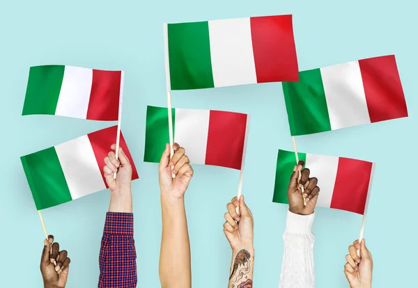 Ręce Wymachując Flagami Włochy — Zdjęcie stockowe