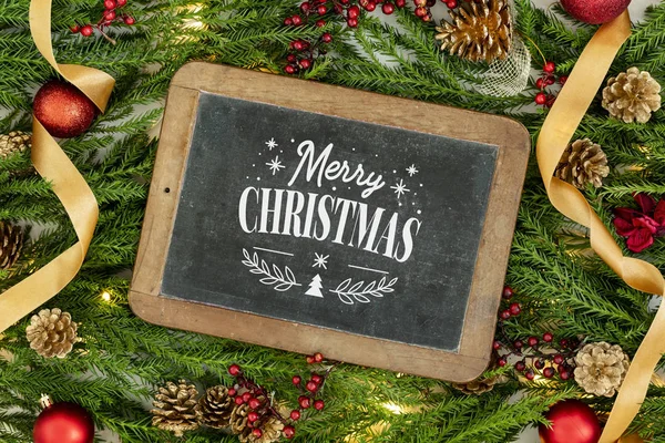 黒板のモックアップにメリー クリスマスの挨拶 — ストック写真