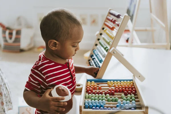 Kid Leker Med Färgglad Trä Abacus — Stockfoto