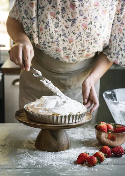 Mujer Extendiendo Merengue Pastel Limón —  Fotos de Stock