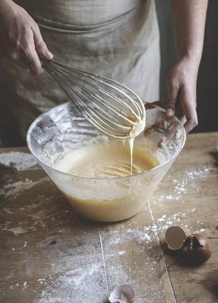 ベーキングのための混合物を Whisking — ストック写真