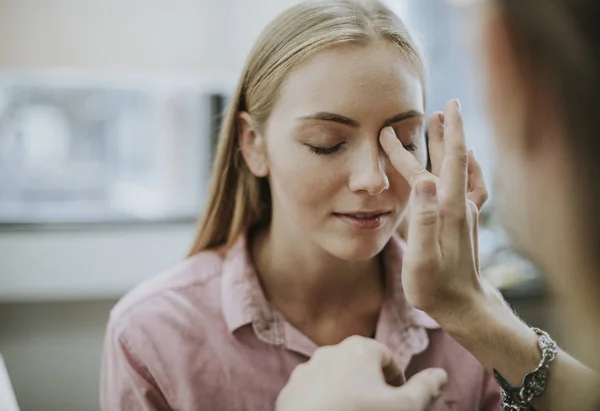 Modelo Feminino Recebendo Sua Maquiagem Feito — Fotografia de Stock