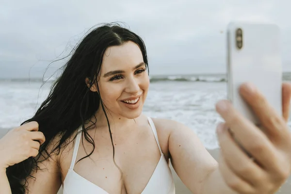 Iloinen Koko Nainen Ottaa Selfie Rannalla — kuvapankkivalokuva