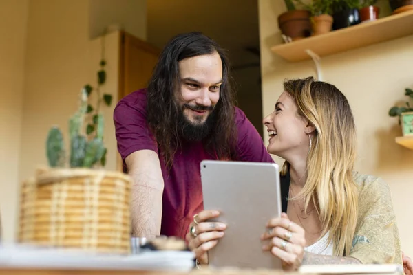 Egy Pár Digitális Tablettát Használ Otthon — Stock Fotó