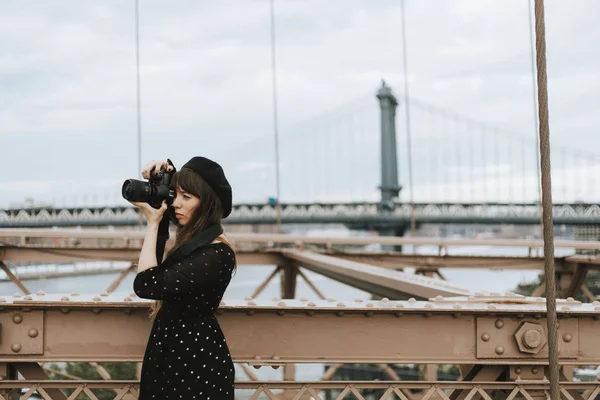 Fotógrafo Tira Uma Foto Brooklyn Bridge Eua — Fotografia de Stock