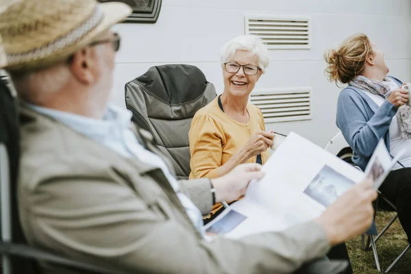 Anziani Che Leggono Giornale — Foto Stock