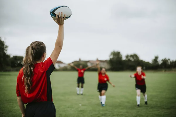 Jogadora Rugby Feminina Pronta Para Jogar Bola — Fotografia de Stock