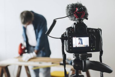 Diy blogcusu için video kaydediyor