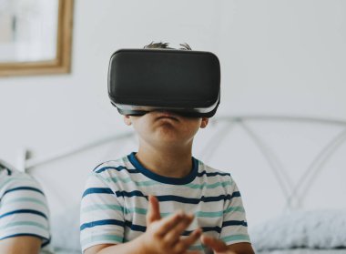 Vr mezartaşı ile oynayan çocuk