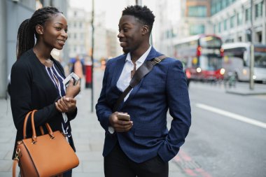 İş arkadaşları öğle yemeği molası için ofis dışında